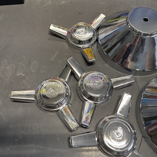 VINTAGE PLASTIC SPINNERS , Metal Center Caps By D&D MACHINE PASADENA CA Set Of 4 - Afbeelding 2 van 9