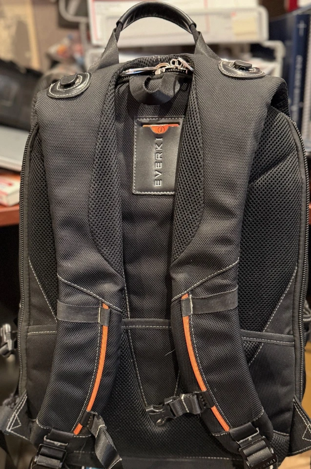 Mochila para computadora portátil Everki Concept 2 Premium amigable para viajar - negra (EKP133B) Foto 3 de 4