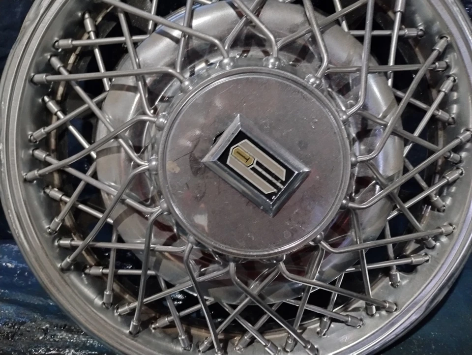 ONE 1980-1985 Oldsmobile Toronado # 4078 15" tapacubos de alambre cubierta de rueda 22509520 A Foto 3 de 4