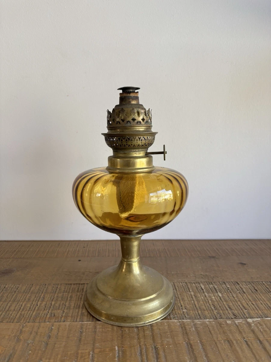 Lampe à Pétrole Ancienne En Laiton Moulé – Décor Vintage Industriel