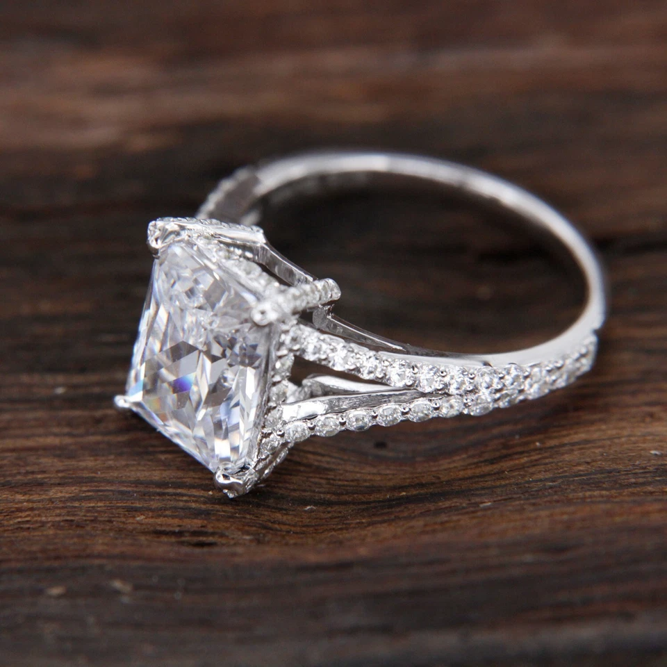 Anillo de vástago dividido de diamantes simulados de corte radiante de 4 quilates tamaño 7 en plata de ley 925 Foto 3 de 4
