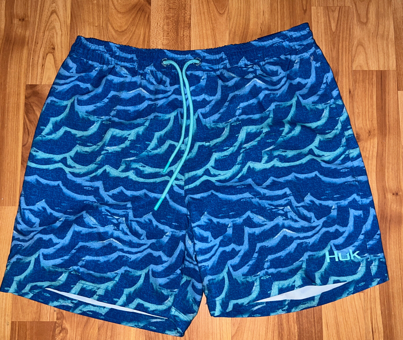 HUK Men’s Pursuit Salt Dye Volley 5.5” Swim Shorts Beach Glass Size