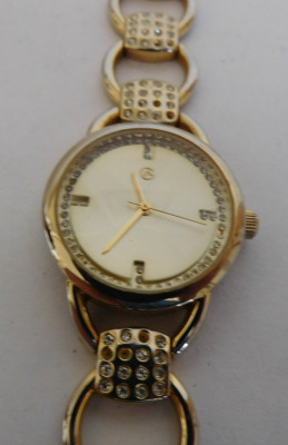 LADY GEORGE QUARTZ WITH RHINESTONE AND WITH EXTRA LINK. RUNNING. NEED CLEANNING
