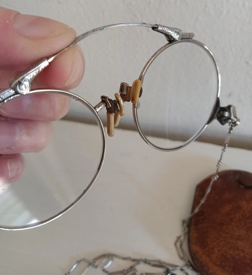 Antigua cadena de marcos de relleno de oro blanco de 12 quilates Pince-Nez de la década de 1920 con estuche Foto 4 de 4