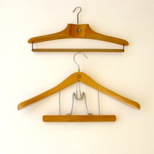 Très anciens cintres en bois - Pour costume 2 pièces - Lot de 2 - Très bon état