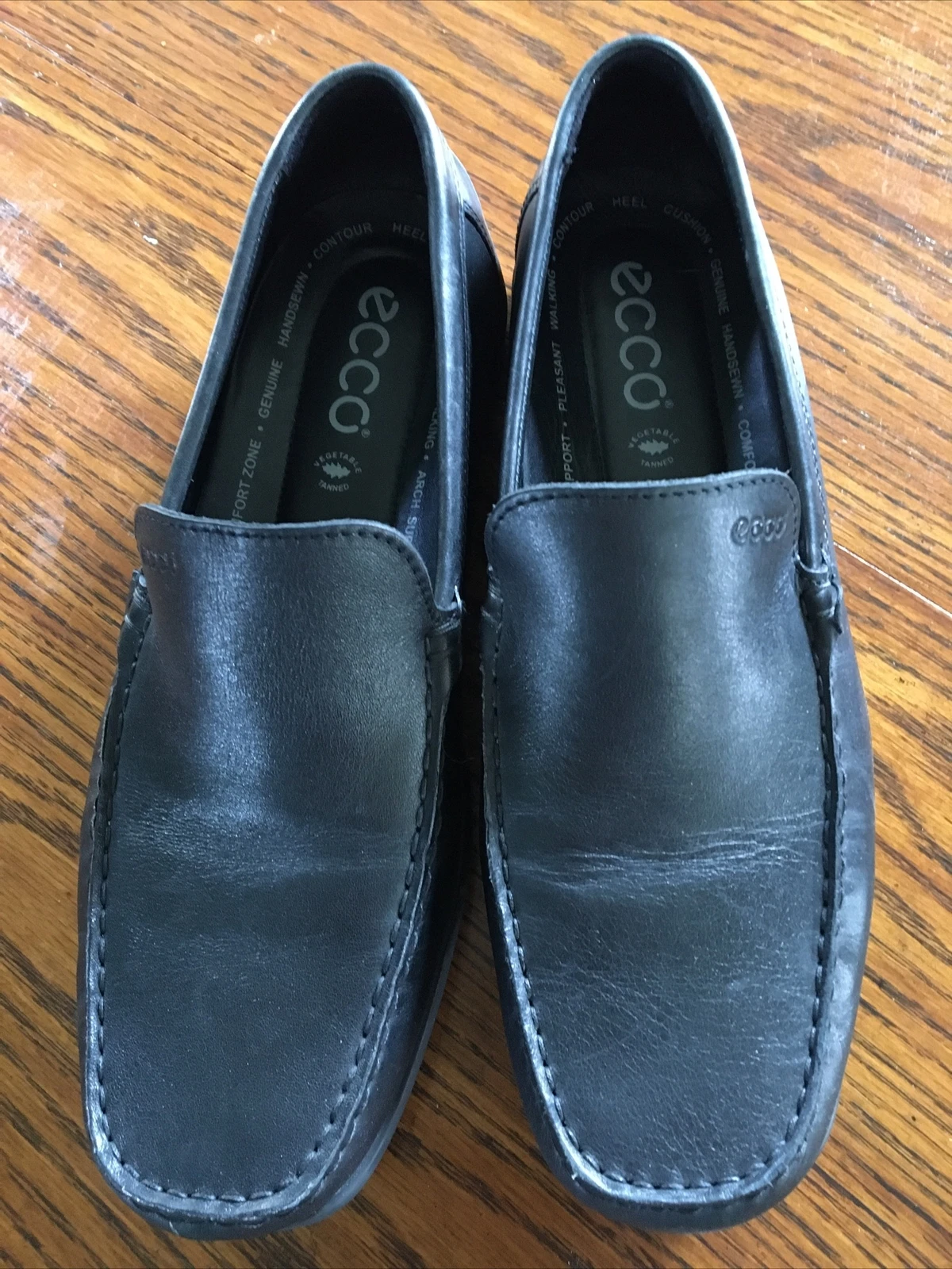 Scarpe da passeggio guida Ecco in pelle nera cucite a mano.