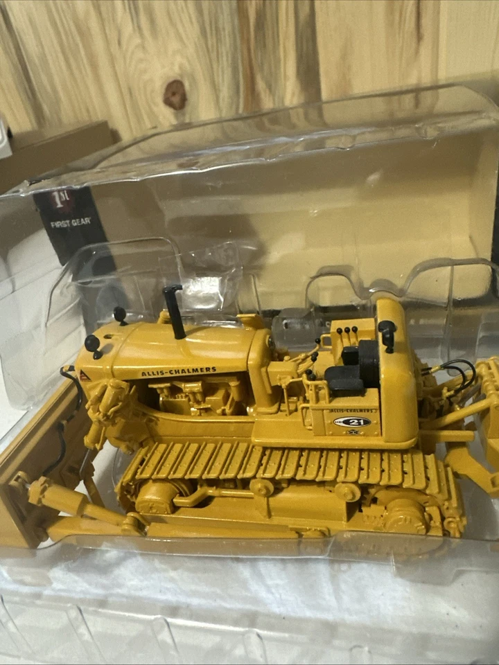 1st Gear Allis-Chalmers HD-21 Crawler With Blade And Ripper 1:50 Scale With Box - Image 3 of 4