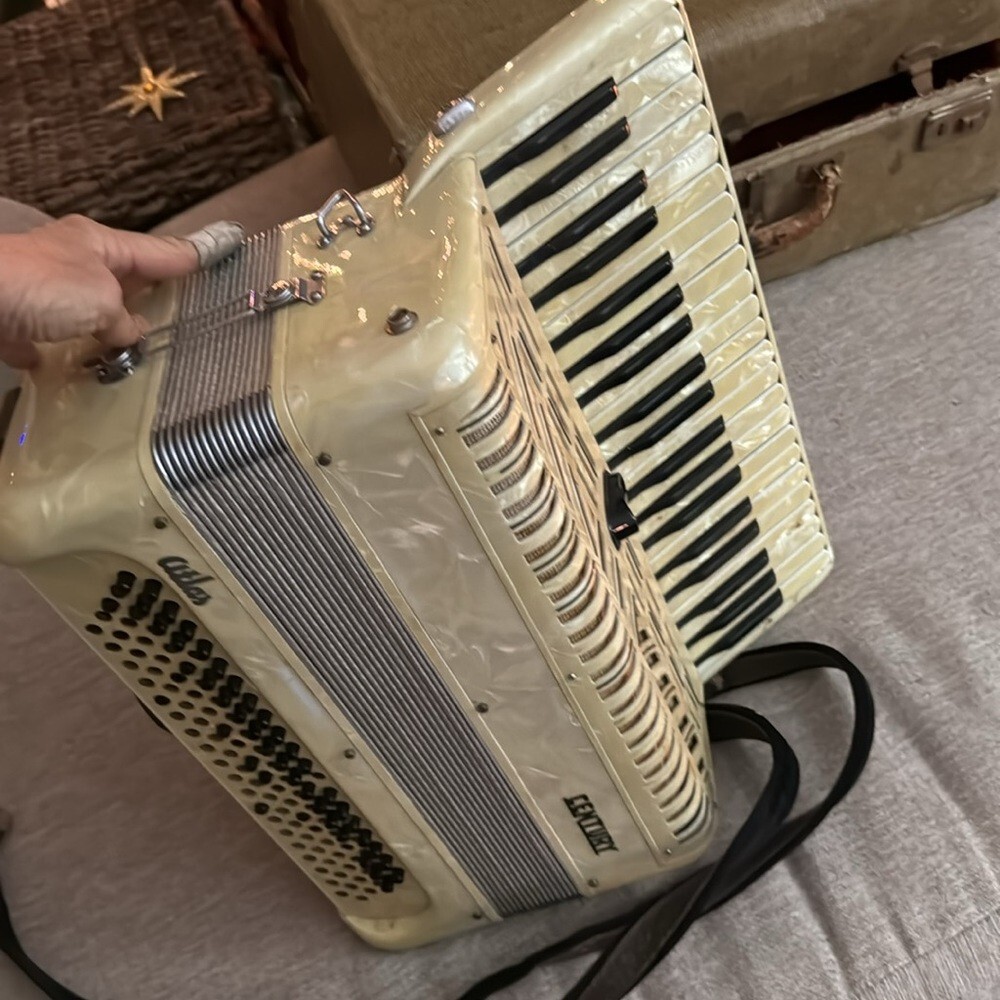 アコーディオン ALTAS Sterling 48ベース式 Vintage Century Atlas accordion in its original case works