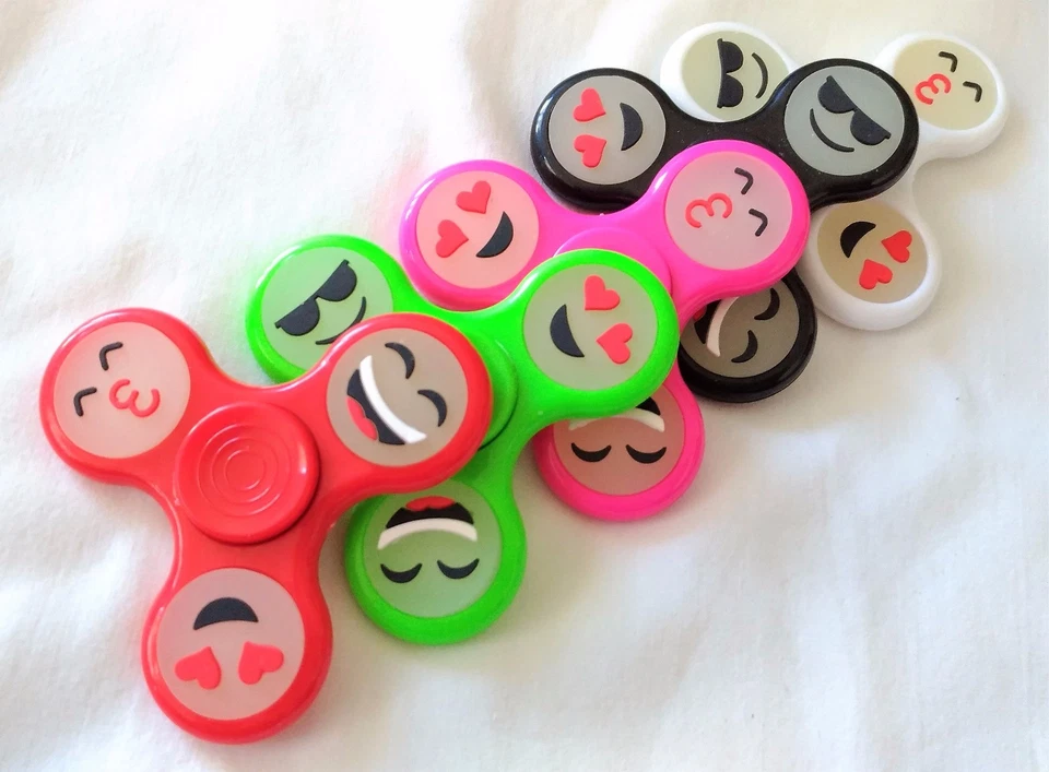 Giratorio de mano con emoji que brilla en la oscuridad equipo de bolsillo giroscopio tri inquieto favor de fiesta Foto 2 de 4