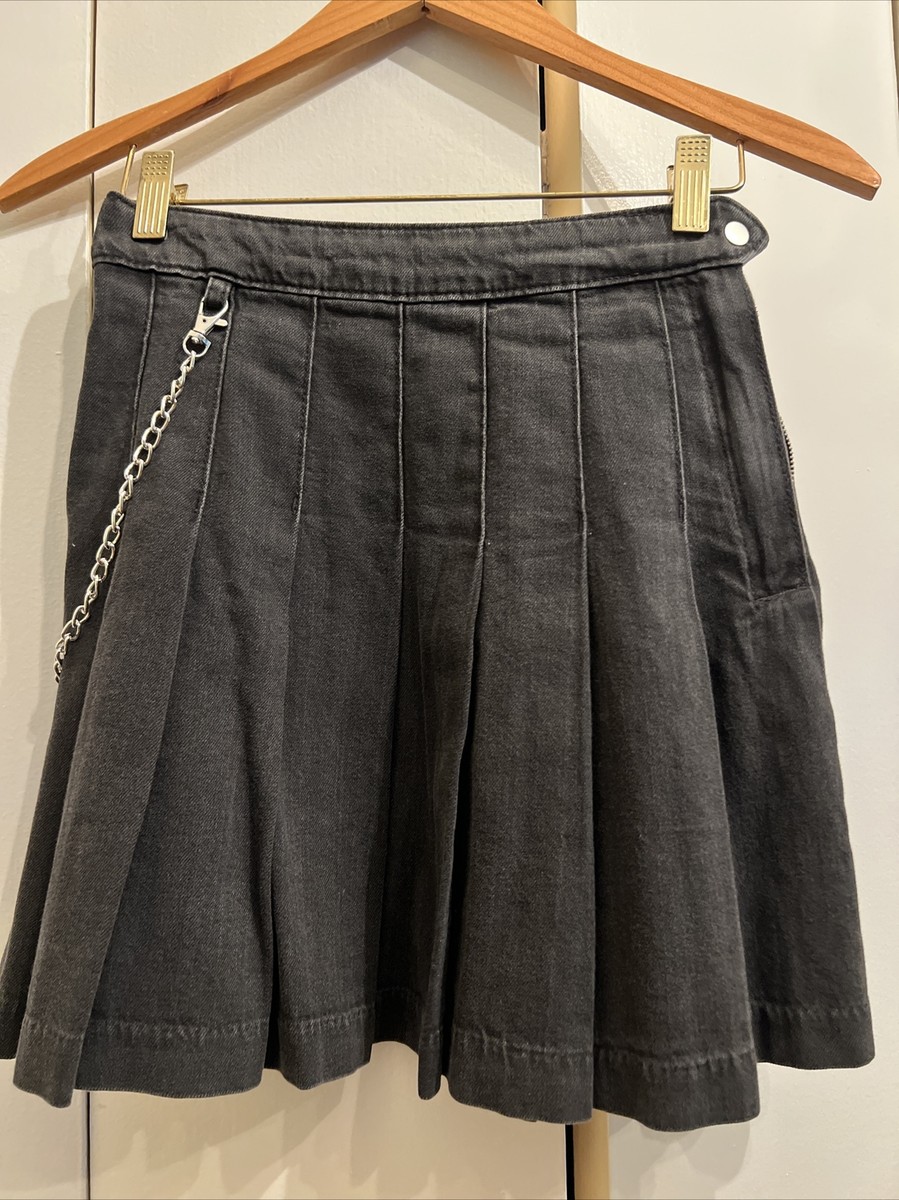 Women’s H&M Black Pleated Denim Mini Skirt With Chain, Size