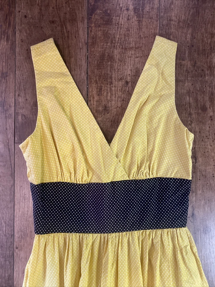 Vestido maxi vintage feminino década de 1970 império cintura sem mangas amarelo bolinhas R2 - Imagem 2 de 4