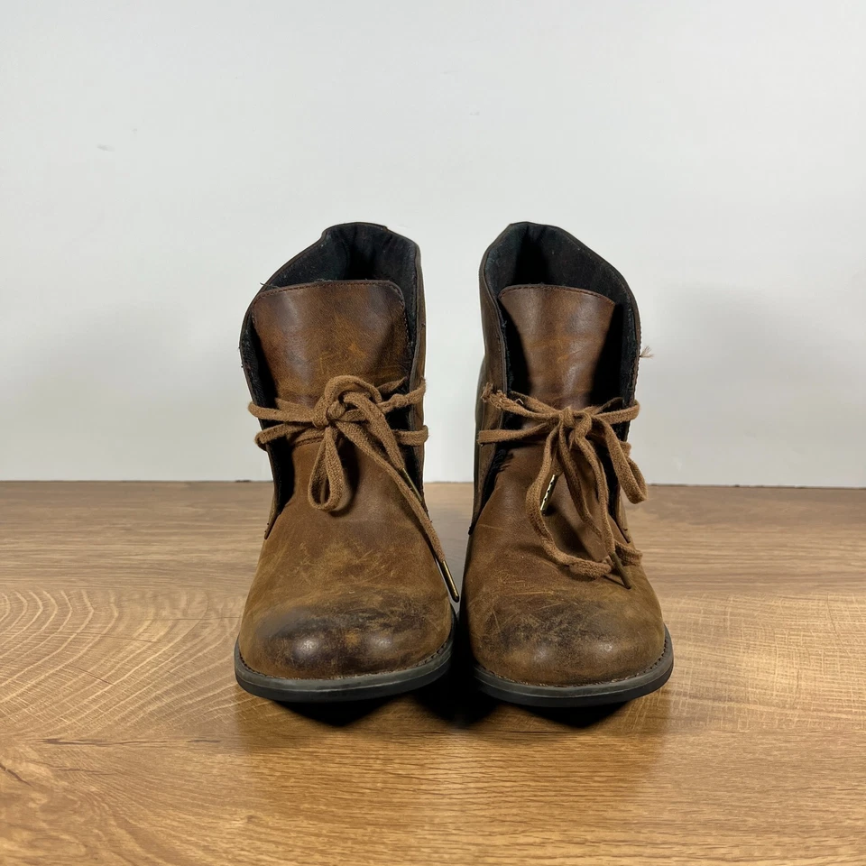 Botines Indigo by Clarks de cuero marrón con cordones de tacón alto para mujer talla 7,5 Foto 3 de 4