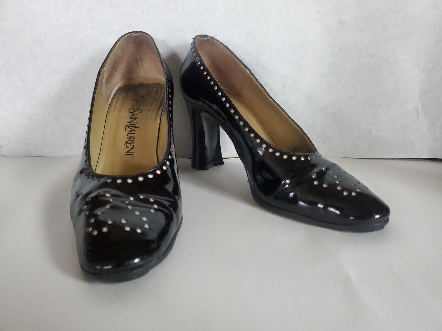 Punta perforata vintage Yves Saint Laurent YSL in vernice nera taglia 6 5 M