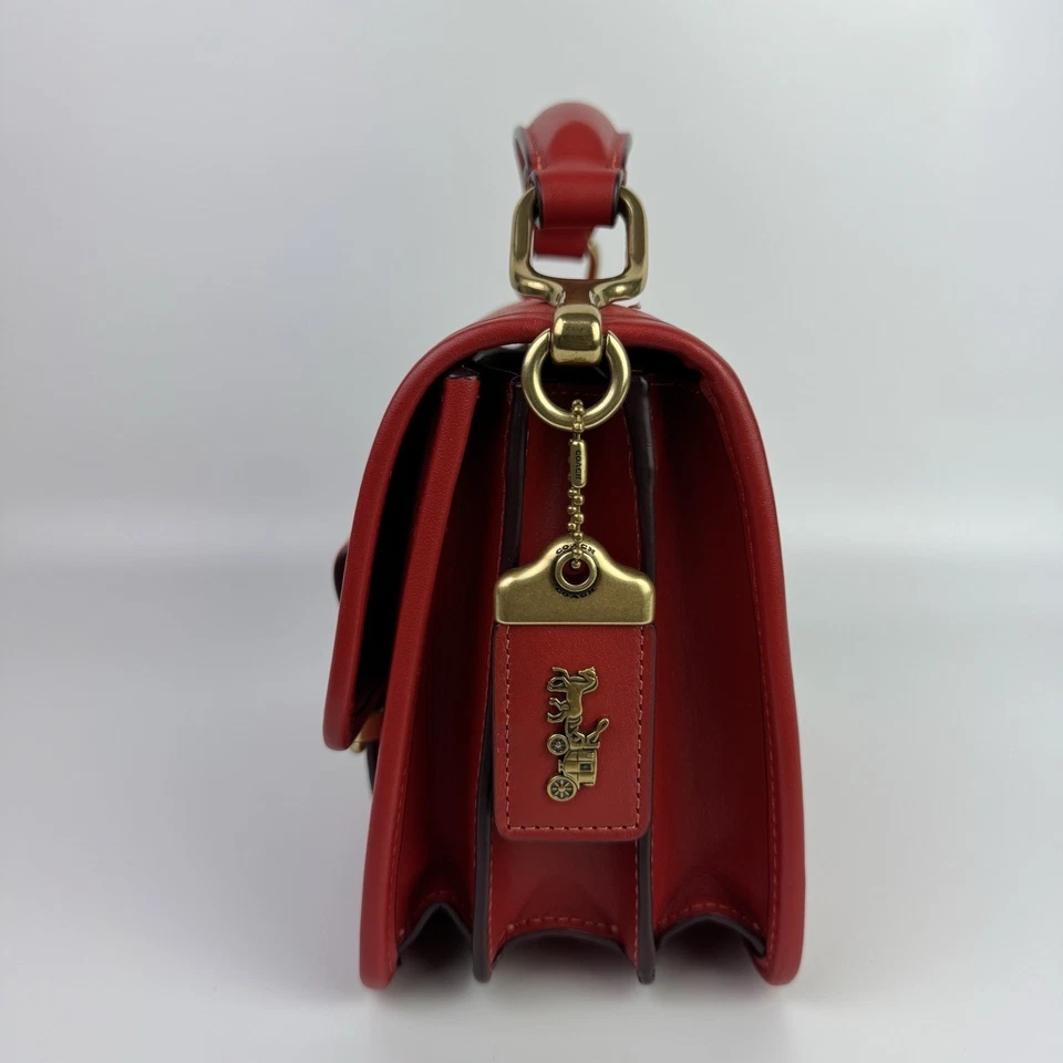 Bolso de Hombro Coach Hero Deportivo Rojo Estilo Acordeón Etiqueta Colgante Correa Bandolera 2 Vías Foto 4 de 4