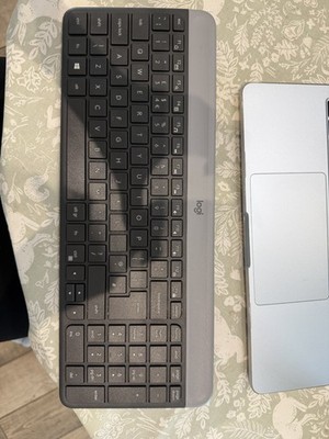 Logitech K470 Slim Kabellose Tastatur Full Size Nummernblock UK Layout Schwarz