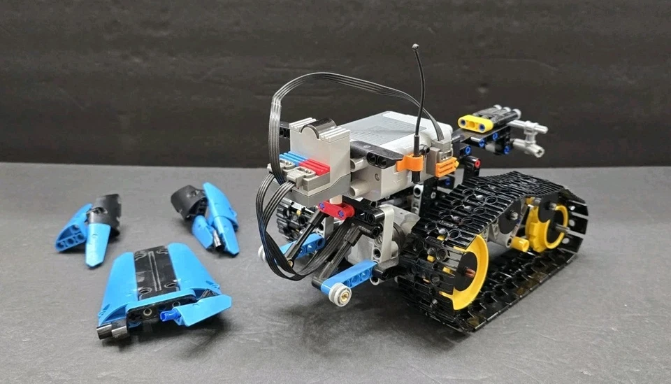 LEGO TECHNIC: Remote-Controlled Stunt Racer (42095) INCOMPLETE SET - Image 4 of 4