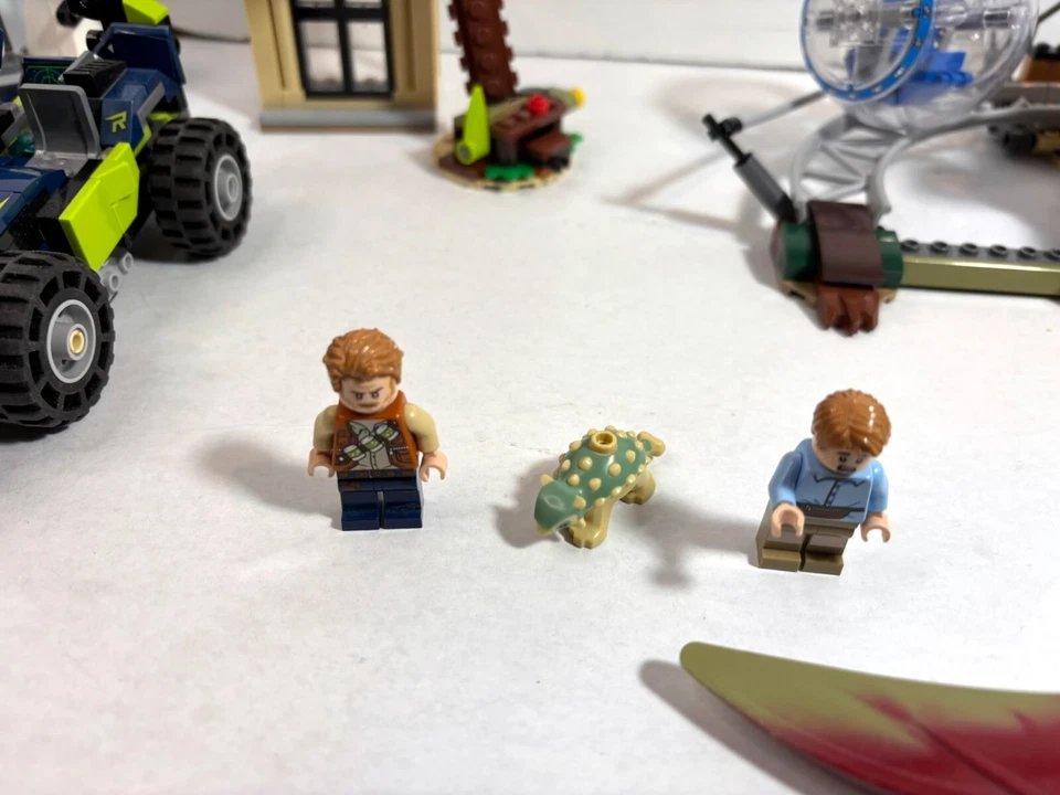 LEGO Jurassic World: Indominus rex 75941 + lab 75939 + car 70826, etc. - Image 2 of 4