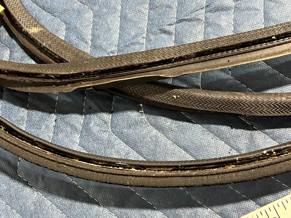 1983 - 1985 年保时捷 944 后舱后备箱密封气象保护垫圈原始设备制造商 #2478EM — 第 3/4 张图片