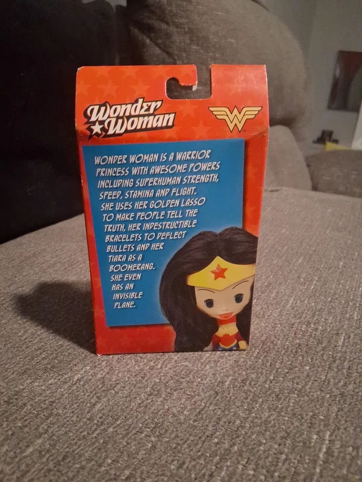 DC Comics Super Hero Dolls Serie 1 Wonder Woman Figura Tiara y Capa Foto 3 de 4