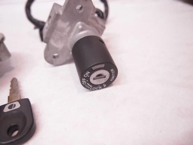 Juego de llaves originales Ducati Monster 900 tapa depósito Foto 3 de 4