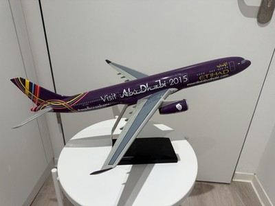 Etihad Airbus A330-300 Special Libery Abu Dhabi Modellflugzeug 1:100 Aircraft