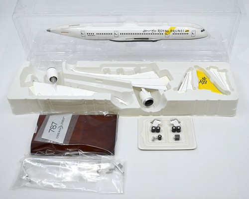 Hogan Wings, Royal Brunei Airlines, Boeing 787-8 (Wooden Stand), 1:200 - Picture 2 of 14