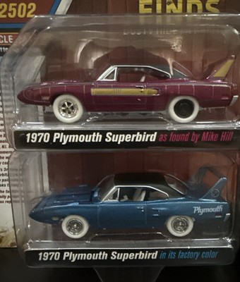 RARE BARN FINDS 2 PACK 1970 PLYMOUTH SUPERBIRD JOHNNY WHITE LIGHTNING CHASE SET