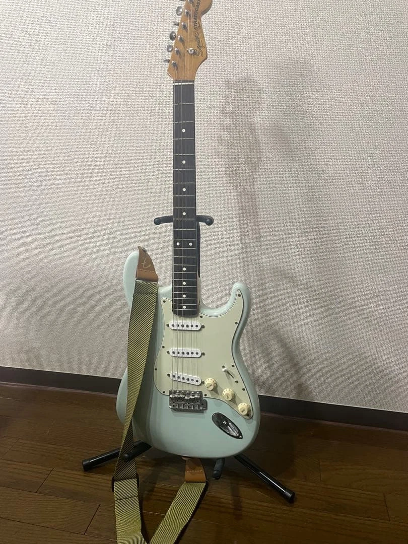 Preços baixos em Fender Squier Stratocaster Japão | eBay