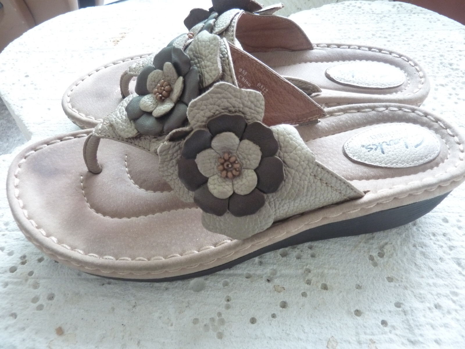 SAOLA Sandali Clarks Artisan donna 9 M pelle tono oro fiore zeppa perizoma buona suola