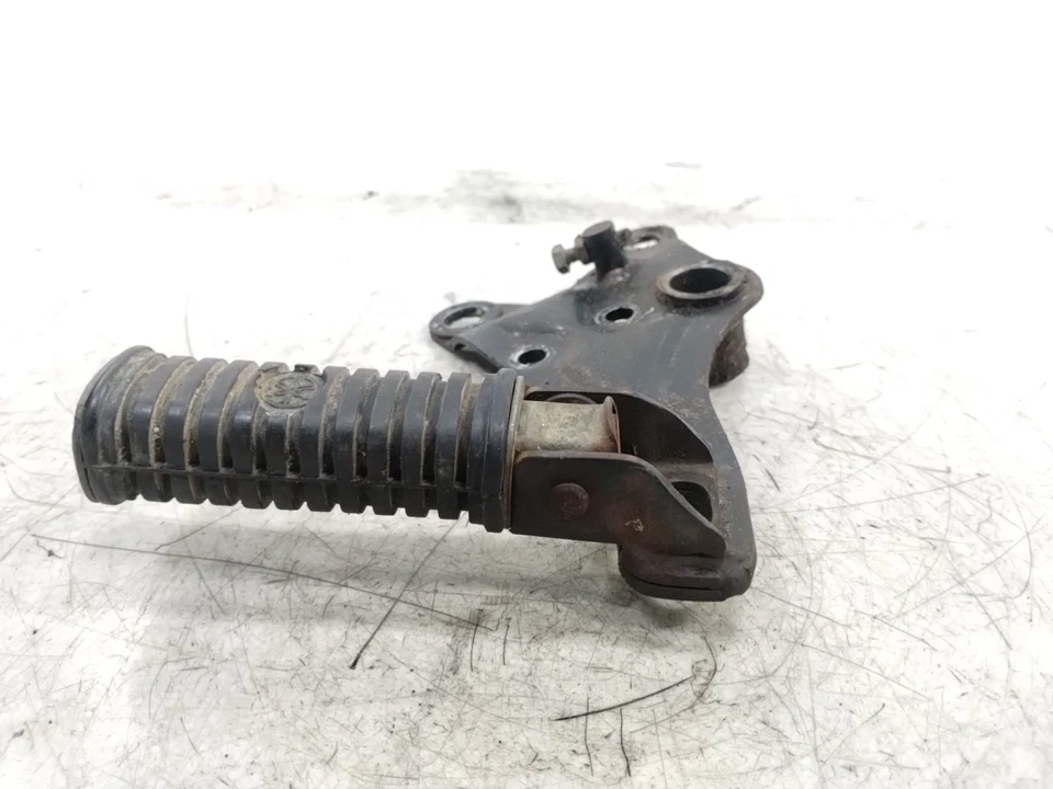 Yamaha R5 1972 72 reposapiés trasero derecho pasajero reposapiés y montaje Foto 4 de 4