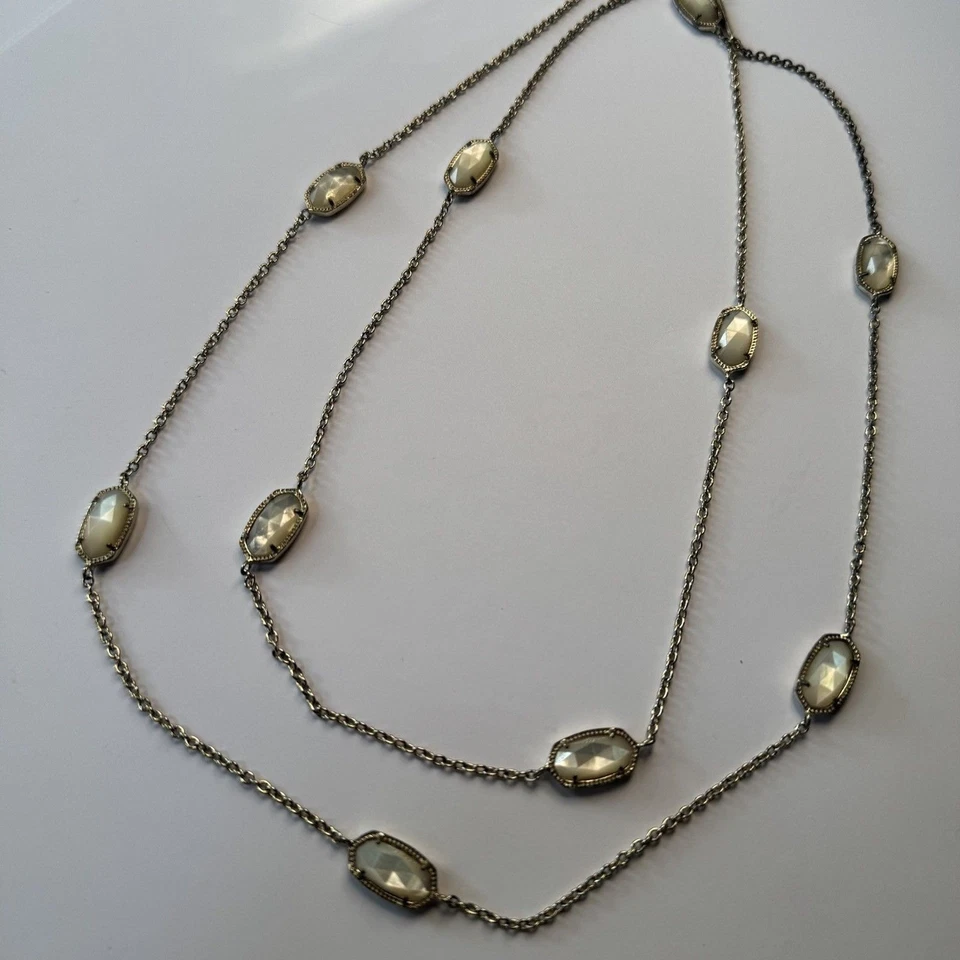 "Collar Kendra Scott Kellie estación larga marfil madreperla tono dorado 38""" Foto 3 de 4