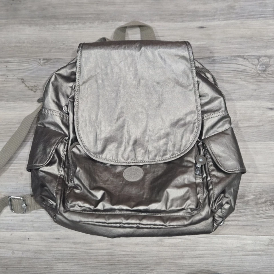 Mochila Kipling Metálica de Nailon Recubierta de Taupe ¡Nunca Llevada! Foto 3 de 4
