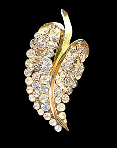 Authentic 1960’S CROWN TRIFARI GOLD-PLATED CRYSTAL RHINESTONE FLORAL CURVED LEAF BROOCH