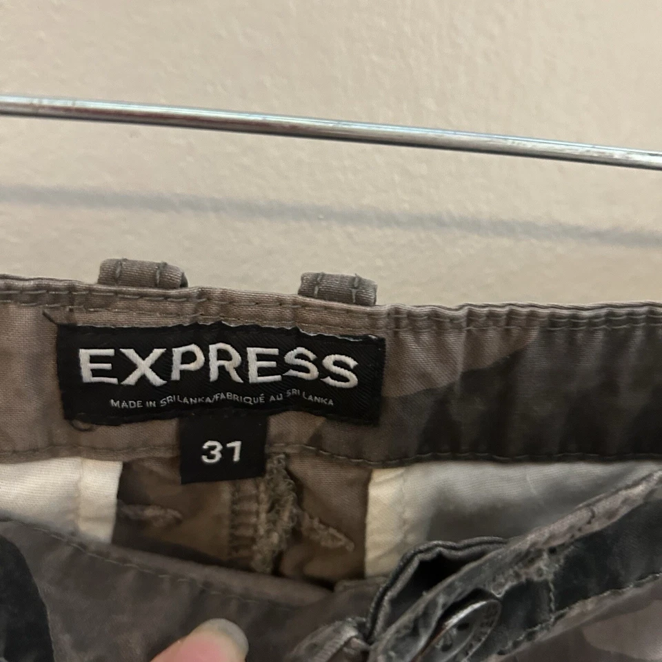 MENS EXPRESS SIZE 31 CAMOUFLAGE SHORTS - Image 3 of 4