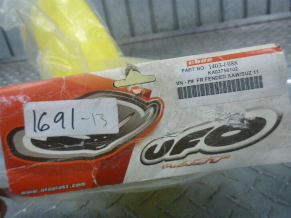 UFO Plastics 1403-0088 KA03758102 Front Fender Kawasaki Suzuki Foto 4 de 4