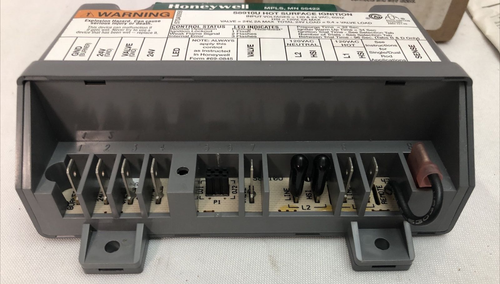Honeywell S8910U Hot Surface Ignition Module Control S8910U1000 - Picture 3 of 8