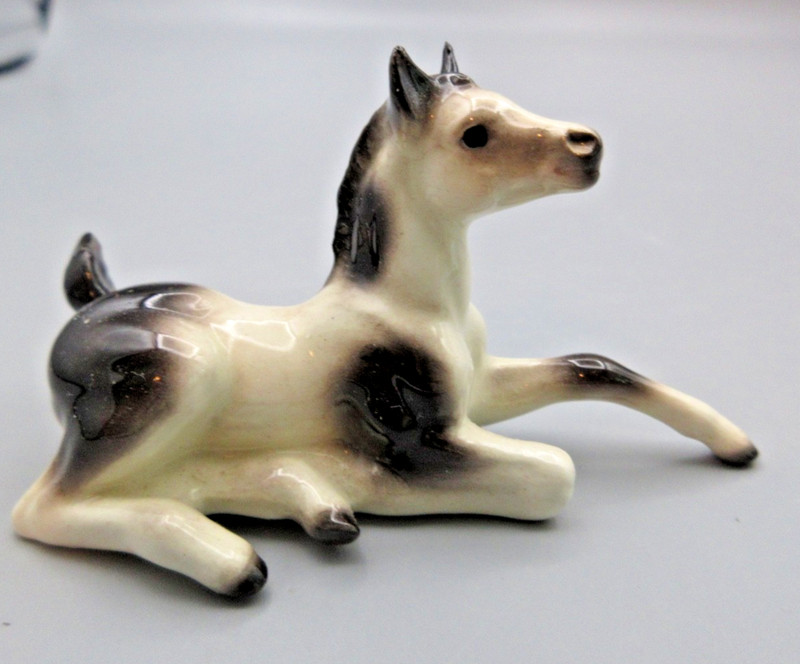 Retired Hagen Renaker Mini Pinto Foal Lying Horse w/Sticker - Tiny Ear Chip