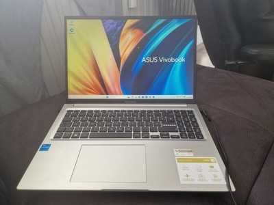 Asus Laptop 16 zoll UHD Graphigs Farbe Silber 1 Monat alt mit original Verpacku.