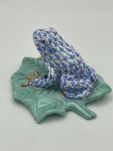 Herend Hungary Hand Painted Porcelain Frog Blue Fishnet On Green Lily Pad #5355 - Picture 4 of 17
