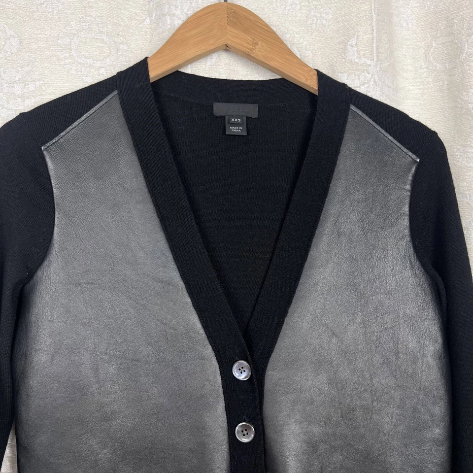 J. Suéter cardigã Crew Collection couro e lã merino preto leve XXS - Imagem 3 de 4