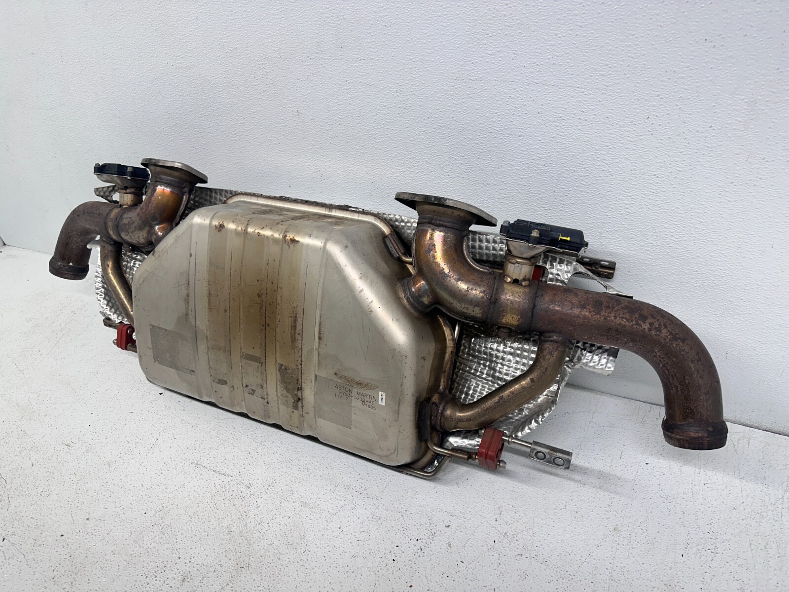 Rear Exhaust Muffler Silencer Tail Pipe V12 HY53-5230-AE Aston Martin DB11 17-23