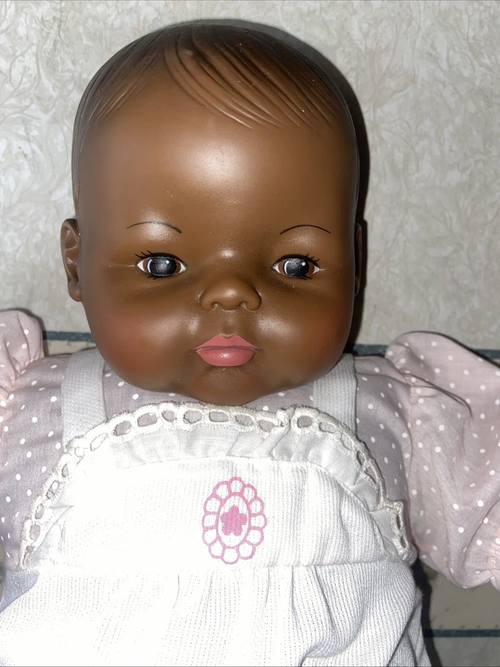 Boneca clássica afro-americana bebê Madam Alexander Thumbelina By Ideal 18’ - Imagem 2 de 4