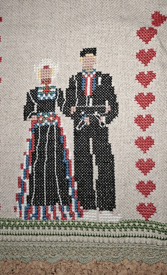 Tischdecke bestickt, Handarbeit , ca. 95 X 95 cm - Bild 2 von 3