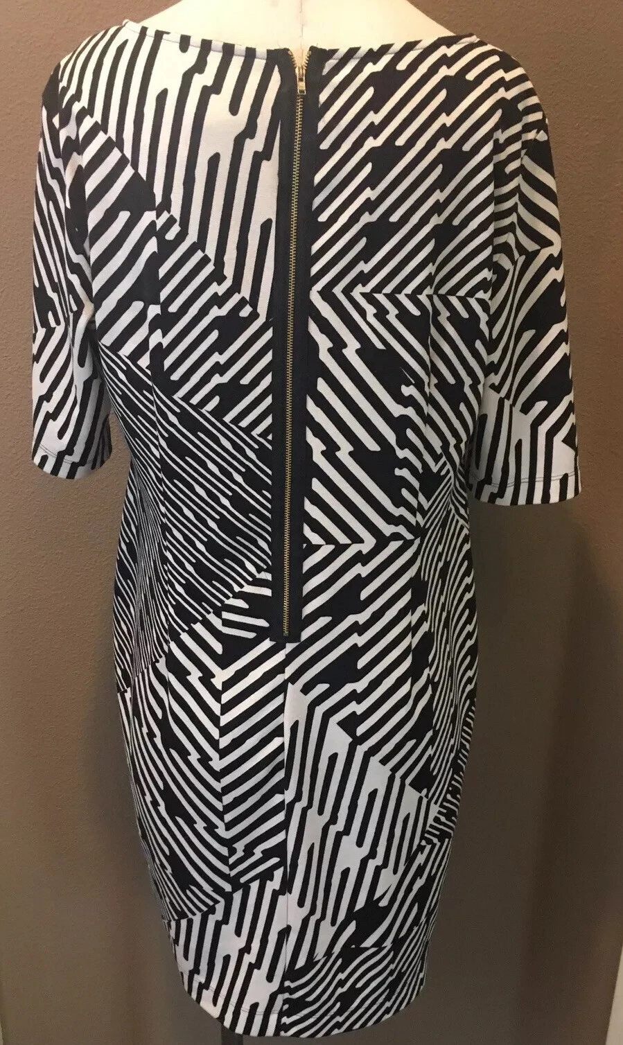 VETEMENTS Abito da ufficio Gabby Style 14 XL nero stampa con maniche a gomito e zip esposta sul retro