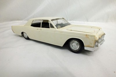Vintage AMT 1969 Lincoln Continental Built Model Kit 1:25 White