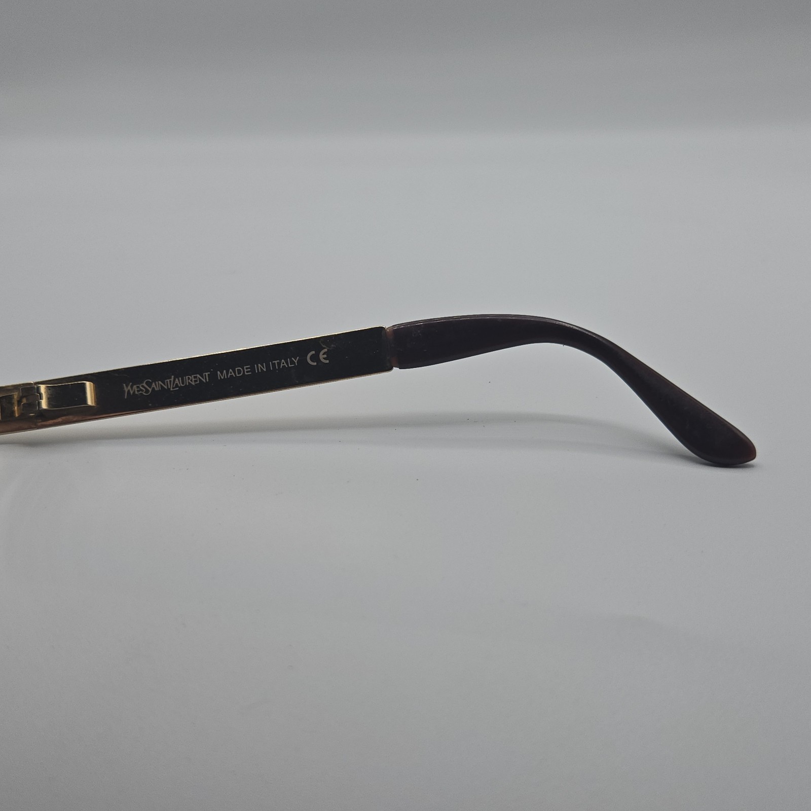 Occhiali da sole Yves Saint Laurent ovali dorati vintage design lusso