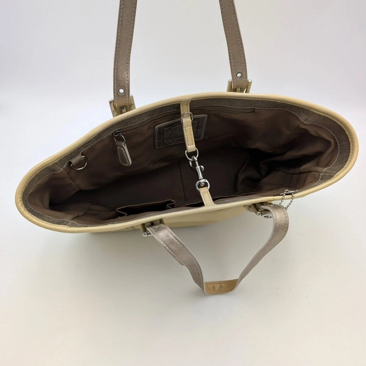 Borsa a mano Coach vintage in pelle verniciata lucida beige argento taglia unica