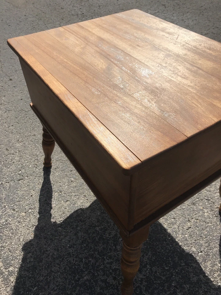 Vtg Ethan Allen Heirloom Nutmeg 2 Drawer End/Side Table - Great Condition - Image 4 of 4