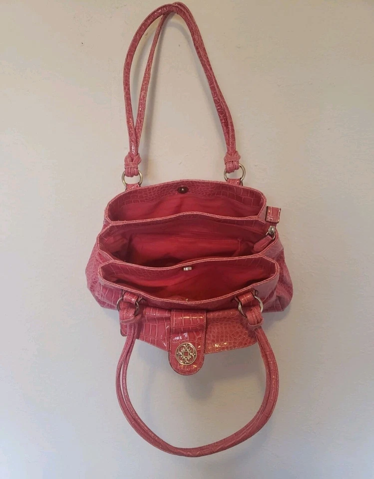 Cartera retro rosa vintage con patrón de cocodrilo. Lote de compartimentos Foto 3 de 4