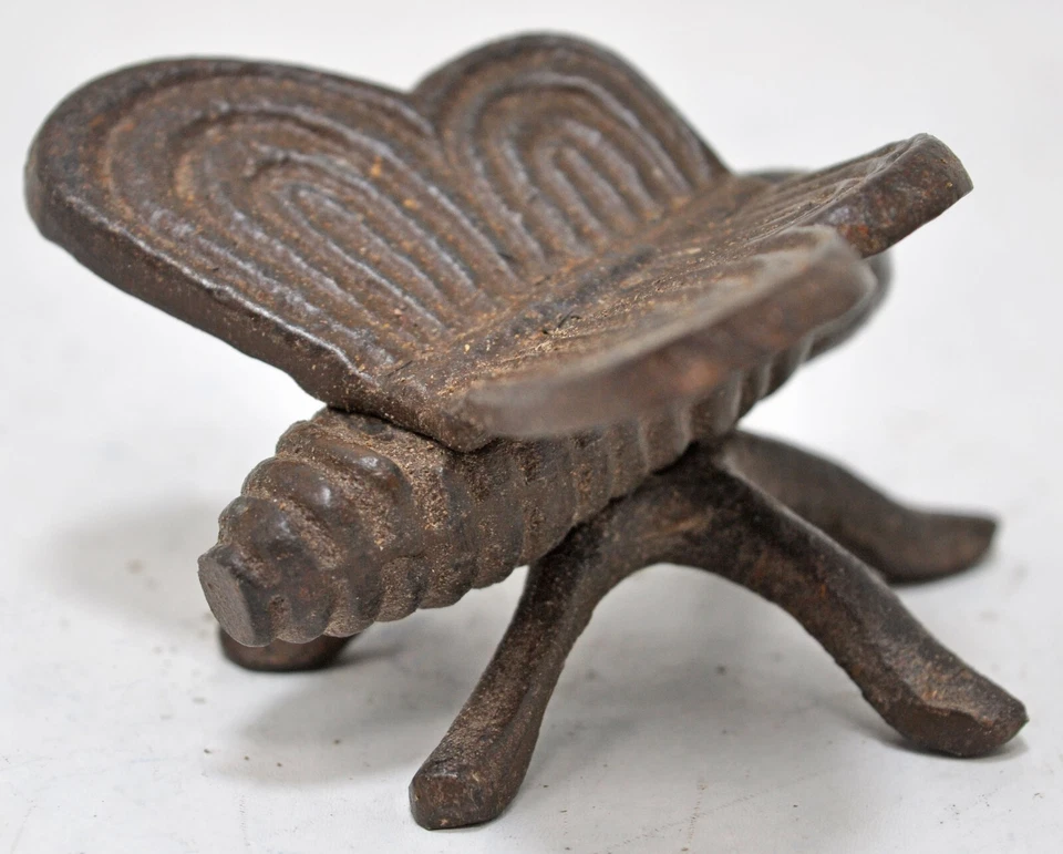 Estatuilla de insecto mosca pequeña de hierro de colección original antigua grabada a mano Foto 3 de 4